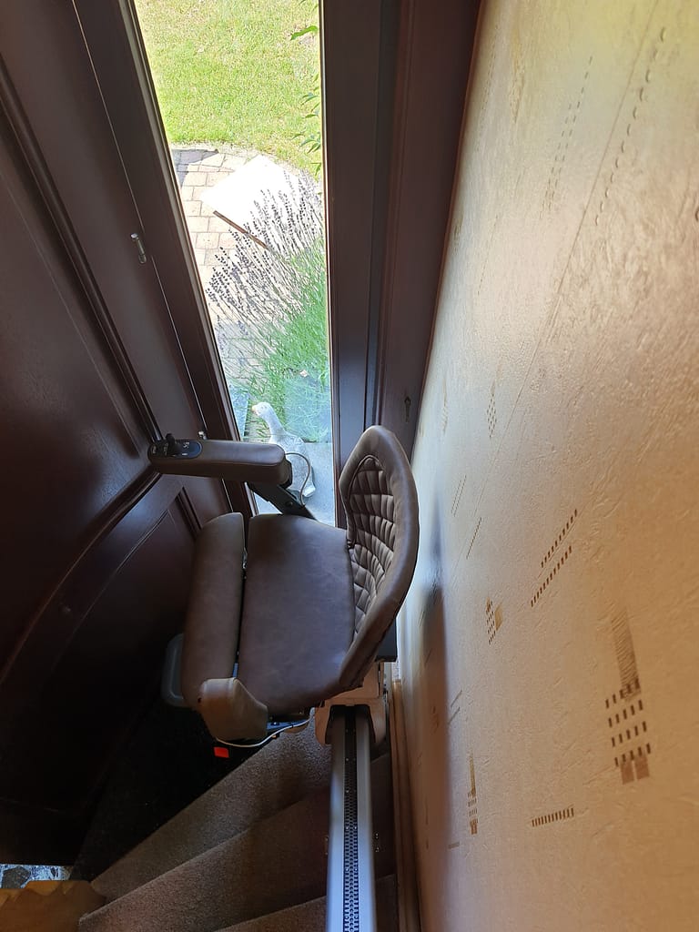 UP Traplift Bruin achter deur